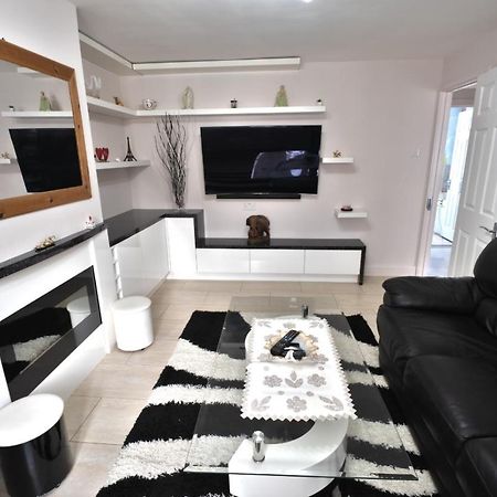 Immaculate 2-Bed Apartment In Isleworth By River Εξωτερικό φωτογραφία