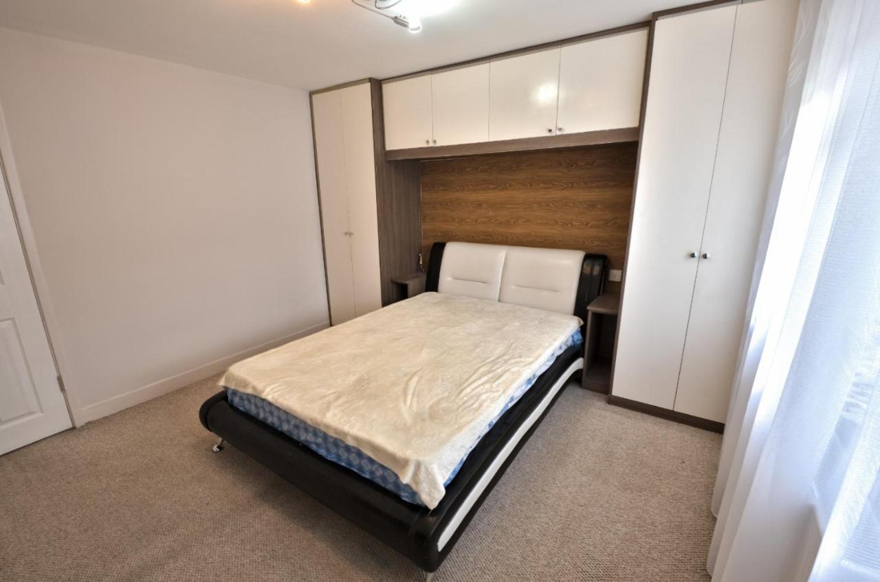 Immaculate 2-Bed Apartment In Isleworth By River Εξωτερικό φωτογραφία