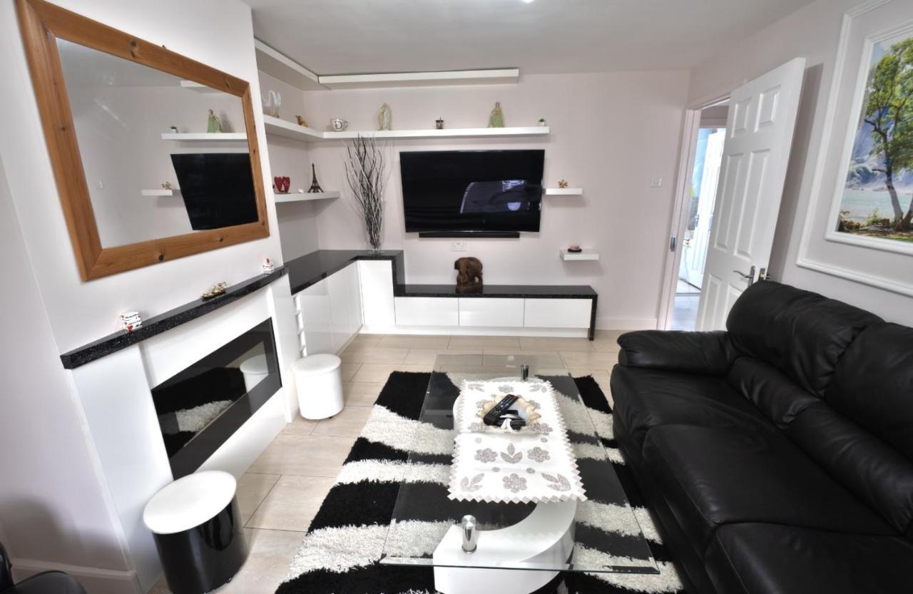 Immaculate 2-Bed Apartment In Isleworth By River Εξωτερικό φωτογραφία