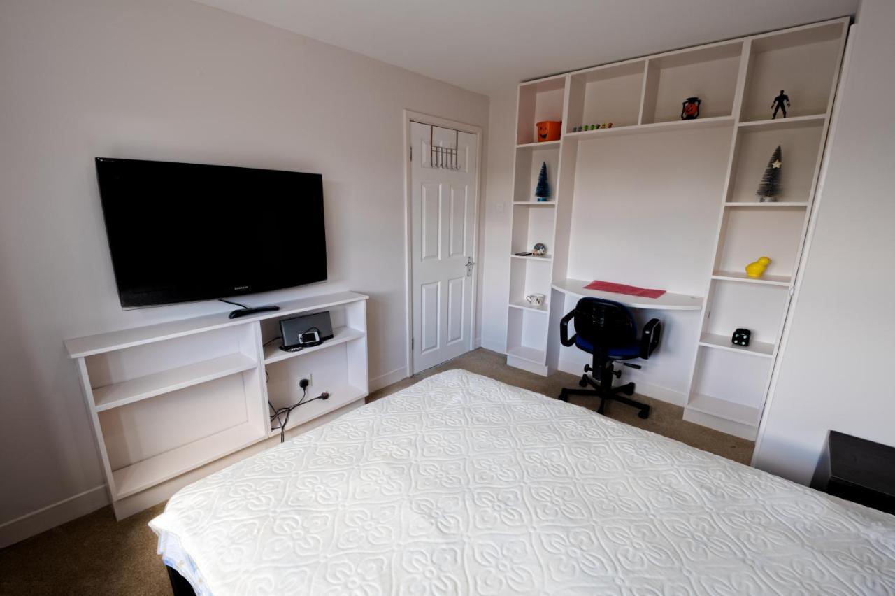 Immaculate 2-Bed Apartment In Isleworth By River Εξωτερικό φωτογραφία
